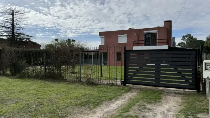 GRAN CASA EN ALQUILER | 3 Dorm/3 BañoS/Piscina/Barbacoa/Cochera/ A 300 Mts De Rambla, Lagomar