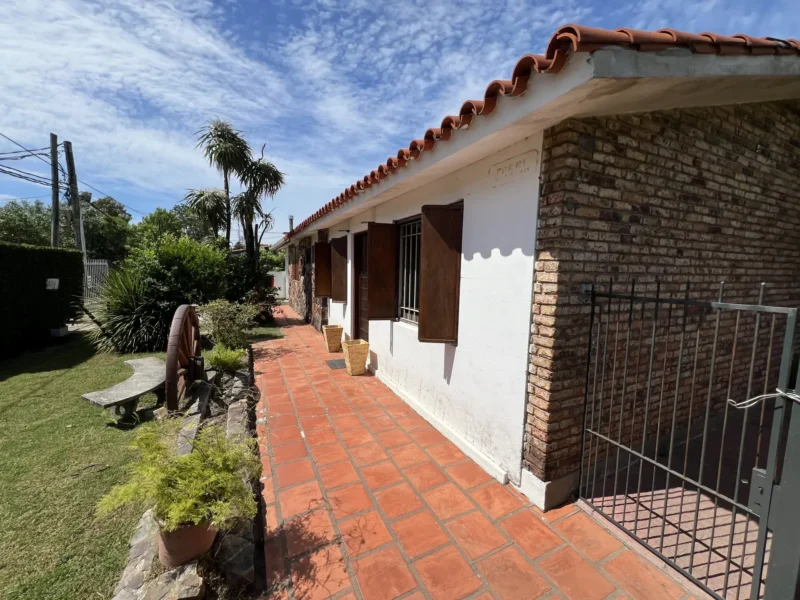 VENTA / Casa+Apto con 740m2/ Atlantida - Acepta Banco
