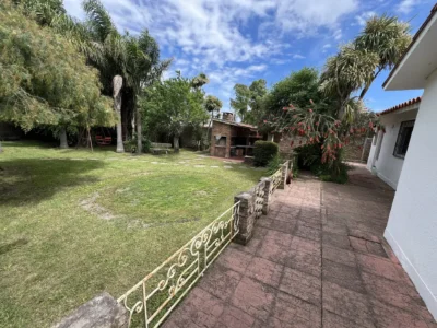 VENTA / Casa+Apto con 740m2/ Atlantida - Acepta Banco