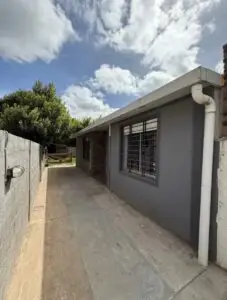 Gran Casa en Solymar | 2 dormitorios/ jardin&parrillero techado/ 4 cocheras