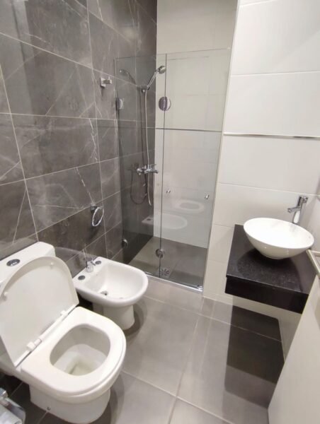 Apartamento Pb Excelente Estado A 3 Cuadras De Mdeo. Shopping/ Gastos Comunes Incluidos.