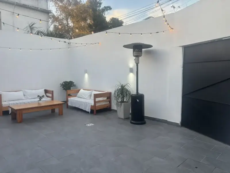 APTA BANCO | Casa reciclada en Brazo Oriental | 2 autos | fondo con parrillero | 3 Dormitorios