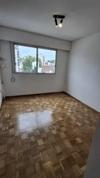 Se Vende Apartamento En Pocitos Cerca De La Rambla Y De Montevideo Shopping, Dos Dormitorios Y Dos Baños, Luminoso Y Amplio