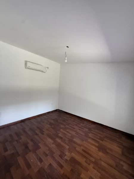 ALQUILER/ Casa con Estacionamiento/1 dormitorio/Jardin/Malvin