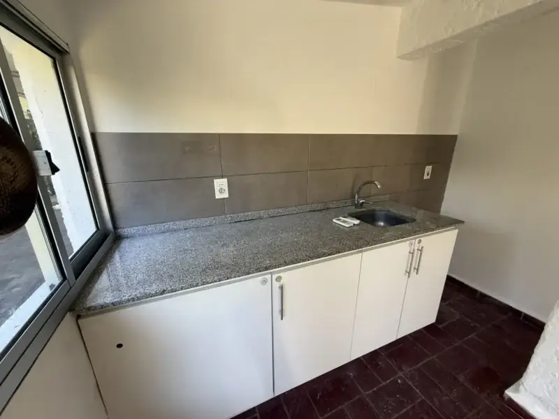 ALQUILER/ Casa con Estacionamiento/1 dormitorio/Jardin/Malvin