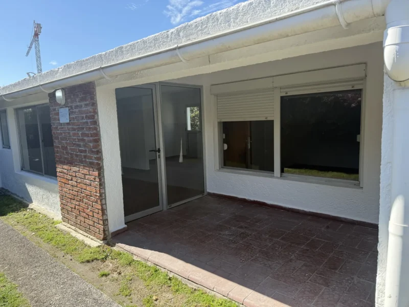 ALQUILER/ Casa con Estacionamiento/1 dormitorio/Jardin/Malvin