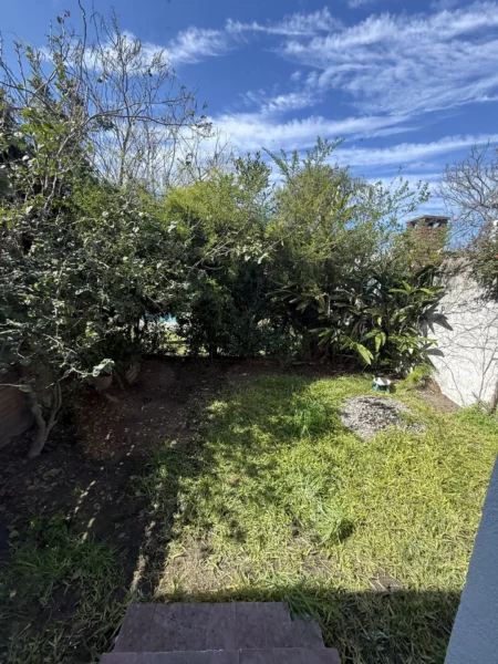 ALQUILER/ Casa con Estacionamiento/1 dormitorio/Jardin/Malvin