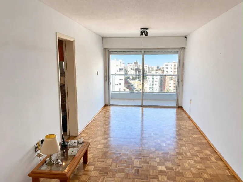 Se Vende Apartamento En Pocitos Cerca De La Rambla Y De Montevideo Shopping, Dos Dormitorios Y Dos Baños, Luminoso Y Amplio