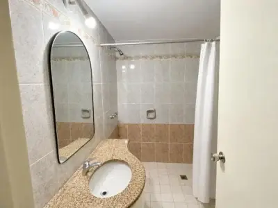Se Vende Apartamento En Pocitos Cerca De La Rambla Y De Montevideo Shopping, Dos Dormitorios Y Dos Baños, Luminoso Y Amplio