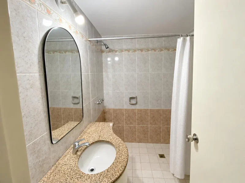 Se Vende Apartamento En Pocitos Cerca De La Rambla Y De Montevideo Shopping, Dos Dormitorios Y Dos Baños, Luminoso Y Amplio