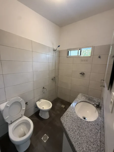 ALQUILER/ Casa con Estacionamiento/1 dormitorio/Jardin/Malvin