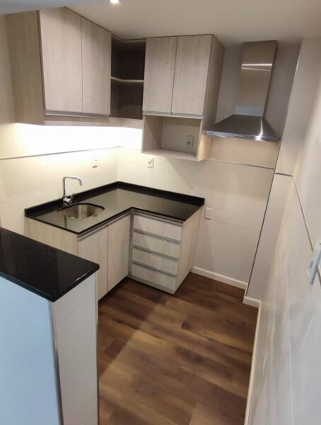 Apartamento Pb Excelente Estado A 3 Cuadras De Mdeo. Shopping/ Gastos Comunes Incluidos.